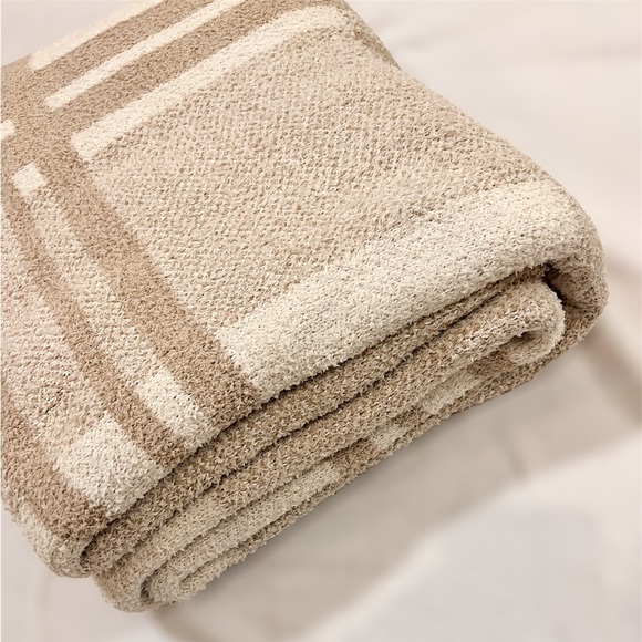 74”x60” Extra Large Cozy Knit Ultra Soft Throw Plush Blanket in Neutral Color - Picture 10 of 13